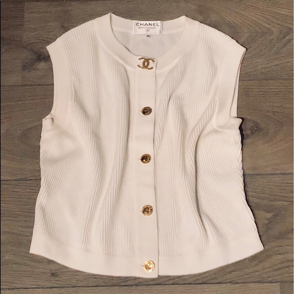 Very rare!! Chanel white rib top with gold CC logo